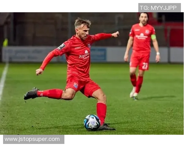 雷根斯堡与菲尔特的激烈对决展现足球魅力与团队精神